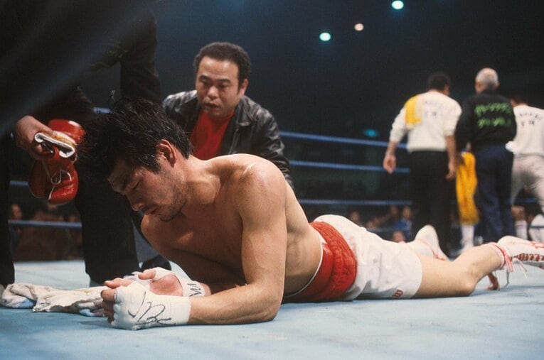 1985年2月5日、大和田正春にKO負けを喫する赤井英和。試合後、意識を失った赤井は緊急搬送された ／ photograph by BBM