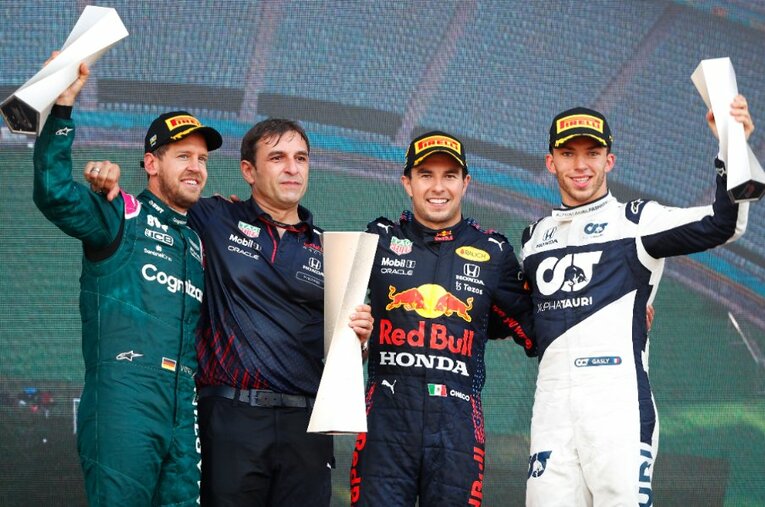 苦労人ばかりが並んだアゼルバイジャンGPの表彰台。左から2位ベッテル、レッドブルの技術責任者ピエール・ワシェ、1位のペレス、3位のガスリー ／ photograph by Getty Images