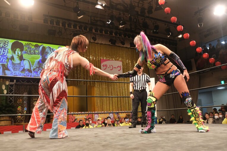 「スターダムをクビになって…」人気女子プロレスラーが初告白　ウナギ・サヤカ“超満員の自主興行”に密着して感じた「不思議な風格」(59)