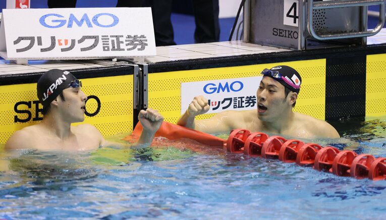 今年6月の競泳ジャパンオープン、決勝を終え、健闘をたたえ合う本多と瀬戸　©JIJI PRESS