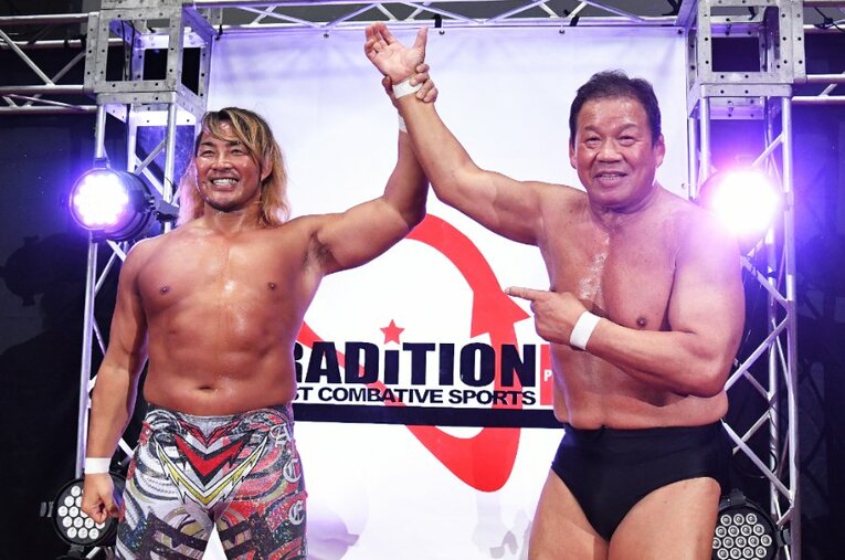 12月1日、68歳の藤波辰爾は50周年記念ツアーのファイナルで棚橋弘至と対戦。12分弱の濃密な師弟対決にファンは酔いしれた ／ photograph by Masashi Hara