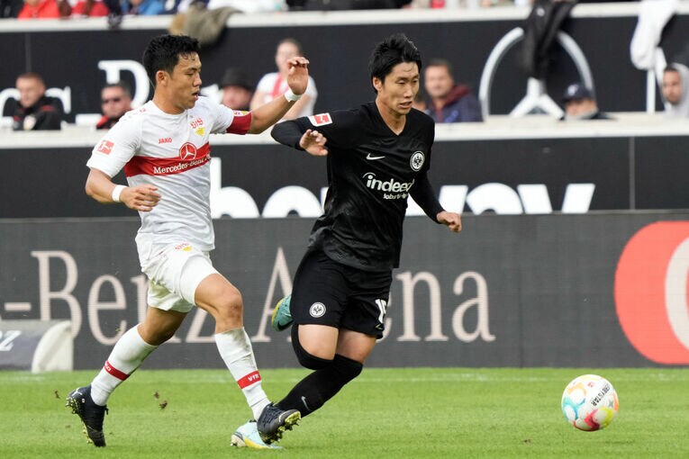 22-23シーズン、遠藤vs鎌田のマッチアップ。ともにドイツで高評価を得ている　©Getty Images