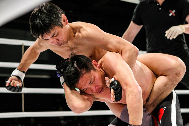 バックから滝田を攻める大石。判定は1-0でドローとなった　©Susumu Nagao