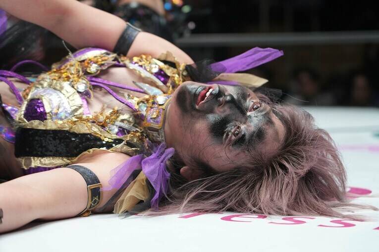 上谷沙弥のスプレー攻撃で顔面を真っ黒にされる　©Essei Hara