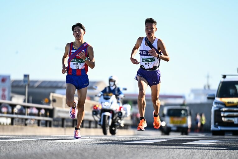 2区の創価大・葛西潤は駒澤大のスーパールーキー佐藤圭汰に1秒差で競り勝ち、区間賞に ©Nanae Suzuki