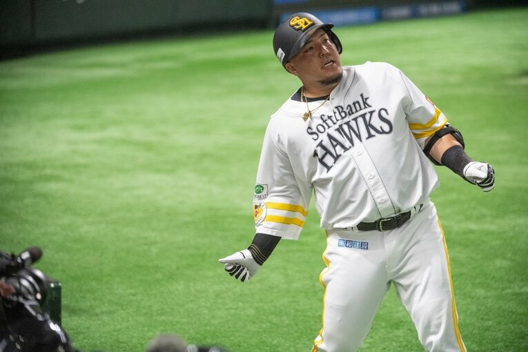 ソフトバンク・山川穂高「確信歩きからのどすこいポーズまで」連続写真（7枚目／10枚中）©︎Nanae Suzuki