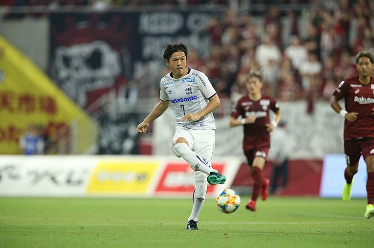 約20年間、日本サッカーの顔であり続けた遠藤保仁。公式戦1000試合出場はあまりにも偉大な記録だ。 ／ photograph by J.LEAGUE