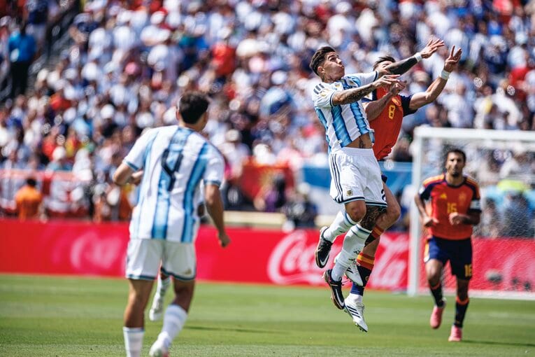テレビ映像では伝わり切らないアルゼンチンvsスペインの決定的瞬間…写真は右に続きます　©Kiichi Matsumoto/JMPA