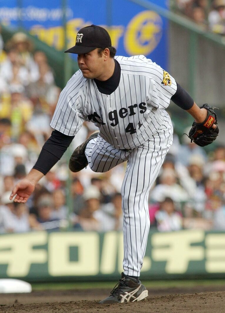 2003年に阪神に加入し、シーズン13勝を挙げた伊良部　©︎JIJI PRESS