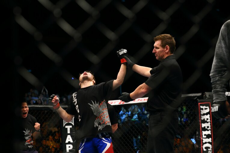 2-1のスプリット判定ながら、UFC連勝を飾った