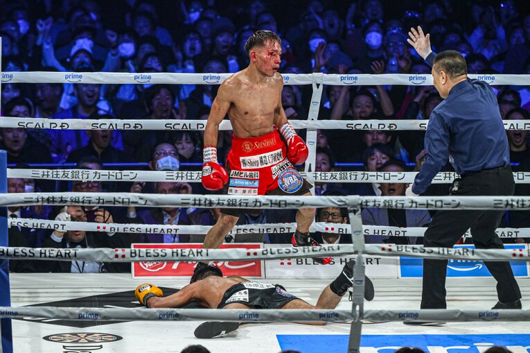 9回、堤聖也の右カウンターで前のめりに崩れ落ちる比嘉大吾（5枚目／全5枚） ©Takuya Sugiyama