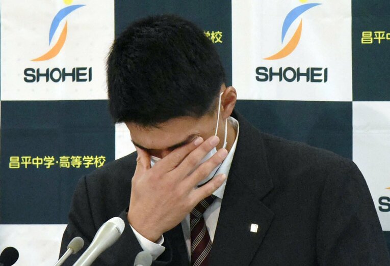 楽天からドラフト1位指名を受け、涙を流す吉野 ©KYODO