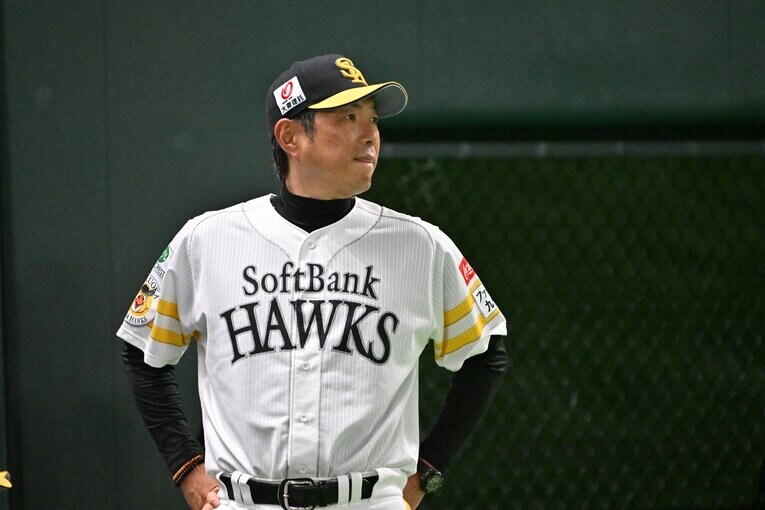 負傷した近藤を心配そうに見つめる小久保裕紀監督 ©Hideki Sugiyama