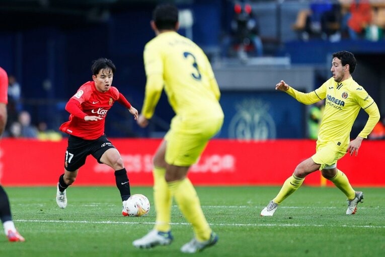 久保建英がエメリ戦術にハメられた？ “代表前の古巣ビジャレアル戦”撮影カメラマンが見た苦闘の要因〈少年ファンはユニをおねだり〉(33)