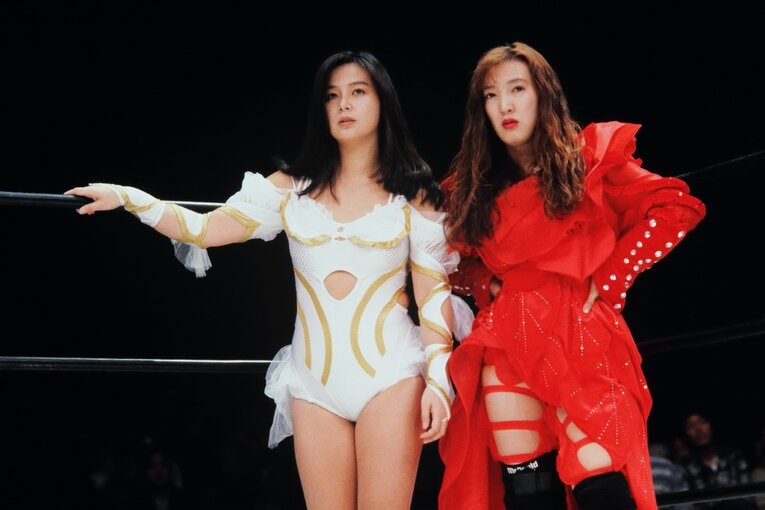 キューティー鈴木と同期の尾崎魔弓　©AFLO