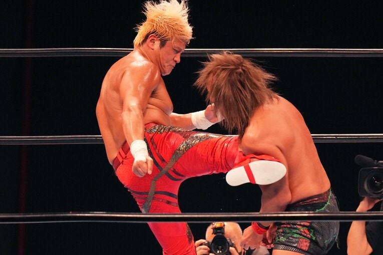 拳王のミドルキックに耐える内藤哲也