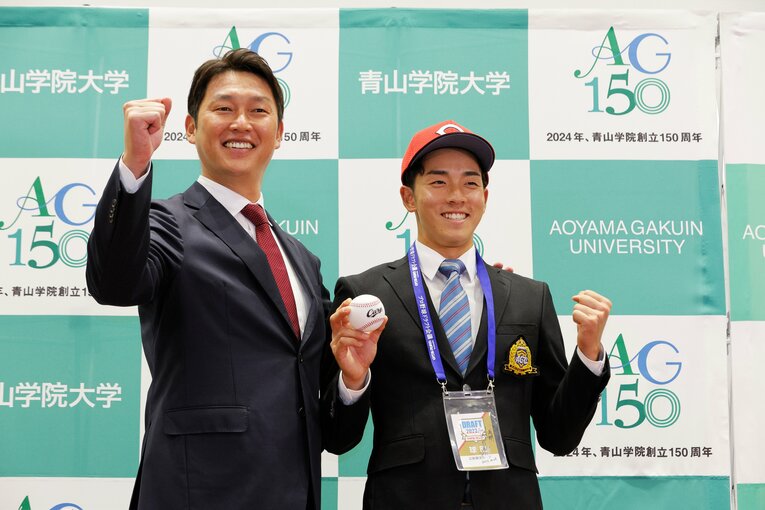 楽天と競合した常廣羽也斗（青山学院大）を引き当て、広島・新井貴浩監督もこの表情　©Shigeki Yamamoto