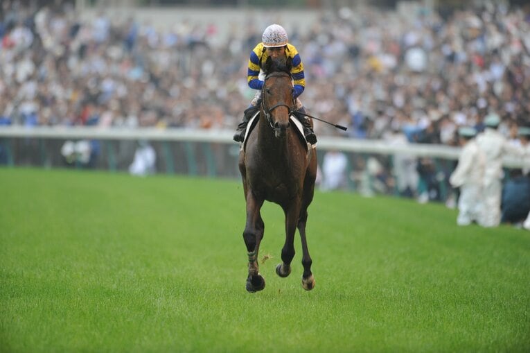 第76回（2009年）日本ダービーを制したロジユニヴァースと横山典弘　©︎Keiji Ishikawa