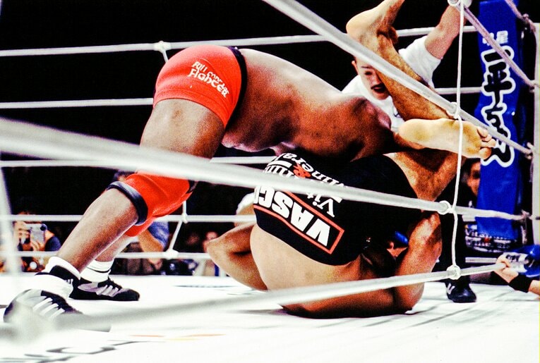 ハードパンチャーのグッドリッジを三角絞めで仕留めた