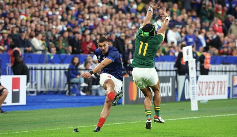 前半22分のミラクルプレー【2枚目／全2枚】。コルビは両手を上げ、至近距離からチャージ。コンバージョンを決めさせなかった　©Getty Images