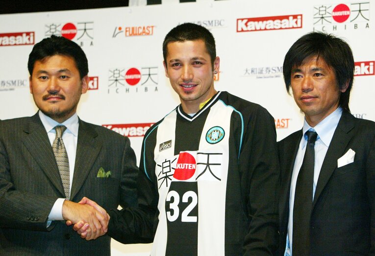 2004年、三木谷氏の会社がクラブの経営権を取得。直後の2月、トルコ代表のイルハン・マンスズを獲得した　©JIJI PRESS