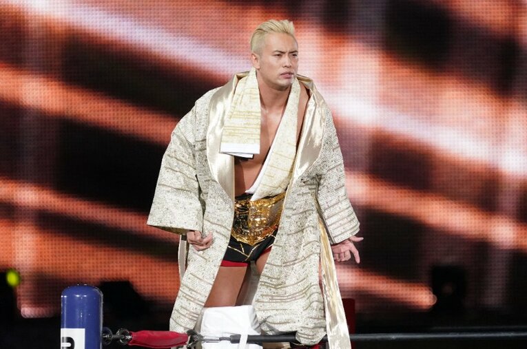 東京ドームでのオカダ・カズチカのガウンとタオルは、難病と闘うアントニオ猪木をイメージしたものだったか ／ photograph by Essei Hara