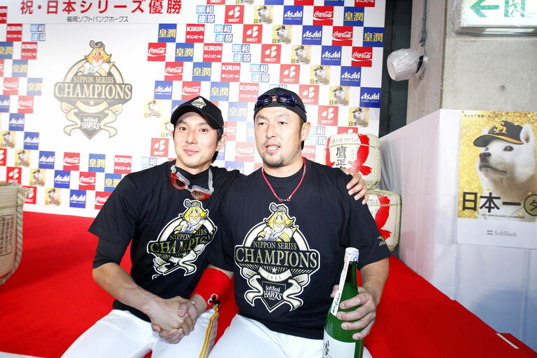 2011年日本シリーズの祝勝会、川崎宗則と　©︎Tamon Matsuzono