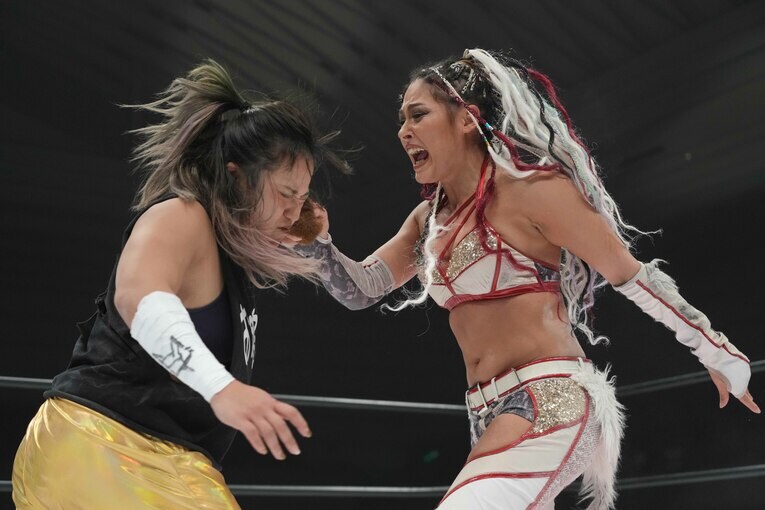 飯田沙耶の顔面を張るジュリア　©Essei Hara