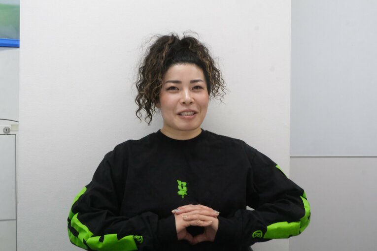 インタビューに答えるZONES