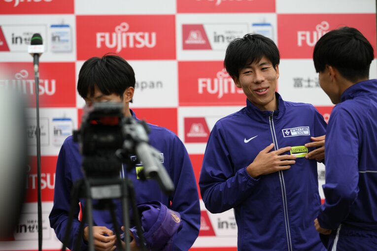 田澤が胸で隠すように貼り付けたボディメンテのシール　©Nanae Suzuki