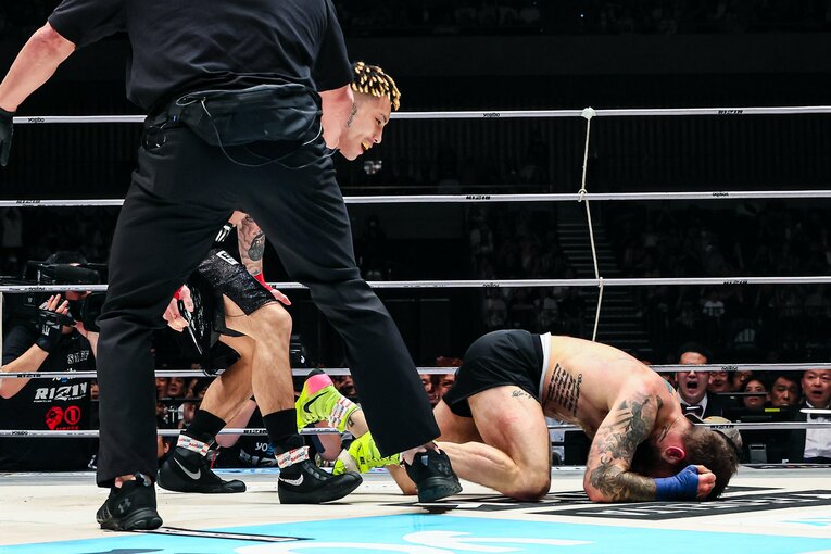 倒れたマルチネスはそのまま立ち上がれず 　©RIZIN FF Susumu Nagao