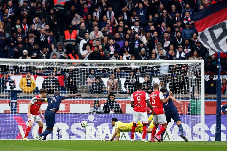 伊東純也は日本代表選外だが「フランス代表DFとの攻防で高い精度」強豪PSG戦、先制ゴール起点のち“深く一礼”…撮影カメラマンは見た(10)