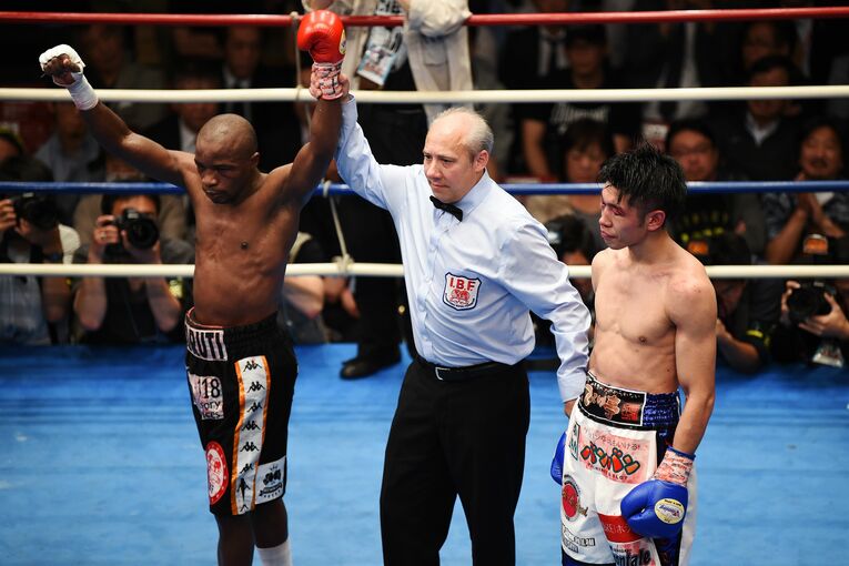 2019年5月の世界戦。モルティ・ムザラネ（左／南アフリカ）に敗れた黒田 ©JIJI PRESS