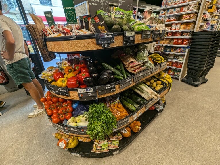 スーパーの野菜売り場　©Yu Saito