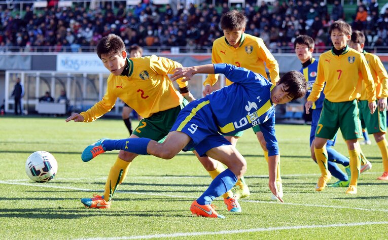第93回全国高校サッカー選手権に出場した鹿児島城西時代の岩元颯オリビエ（2015年1月）　©Sankei Shimbun