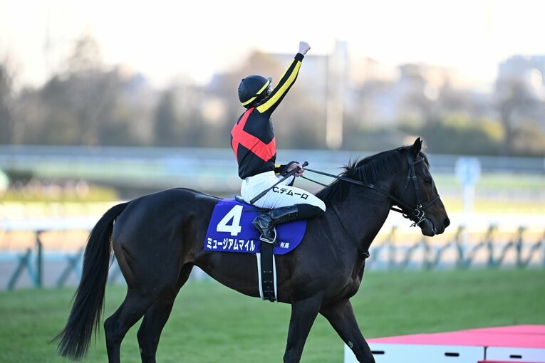 右手を高々と突き上げるC・デムーロ　©Keiji Ishikawa