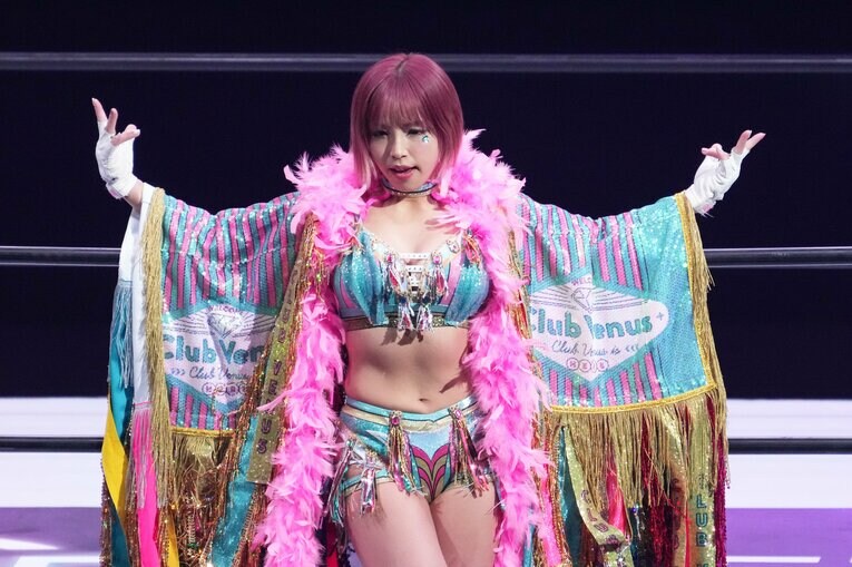 上谷沙弥とのワンダー・オブ・スターダム王座戦にリングインする白川未奈　©Essei Hara