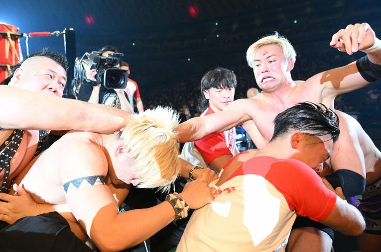 1月21日、清宮海斗のオカダ・カズチカへの顔面蹴りは場外乱闘へと発展 ／ photograph by 東京スポーツ新聞社