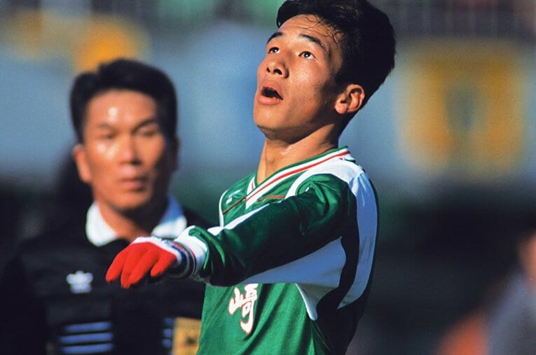 高2年に選手権に出場した韮崎高・中田英寿。現在サッカー部を率いる小泉監督は、当時の言葉や振る舞いを今も鮮明に覚えている ／ photograph by Katsuro Okazawa/AFLO