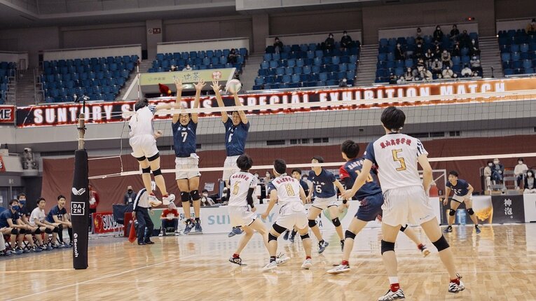 市尼崎も追い上げ、白熱したゲームはフルセットまでもつれた　ⒸMatthew Carmody／SUNTORY SUNBIRDS