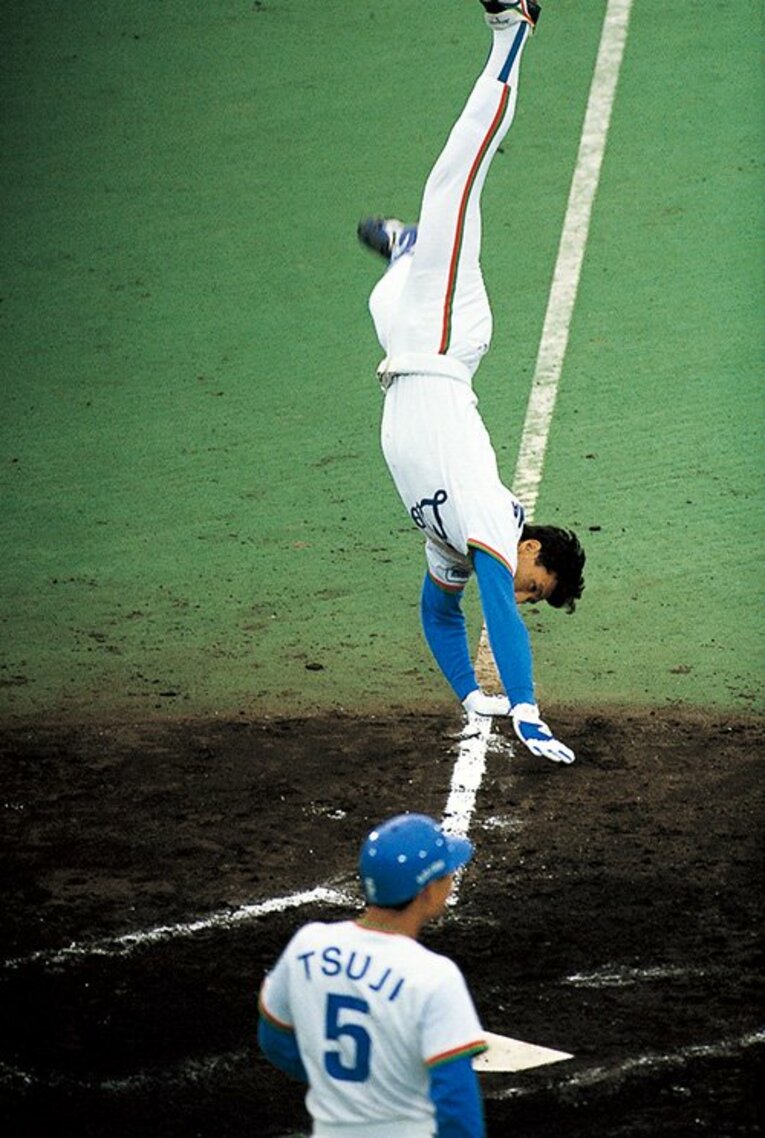 シリーズ4本塁打と爆発しMVPに輝いた秋山。第7戦でも7回裏に2点本塁打を放ち、華麗にバック宙を決めた　photograph by Masato Daito