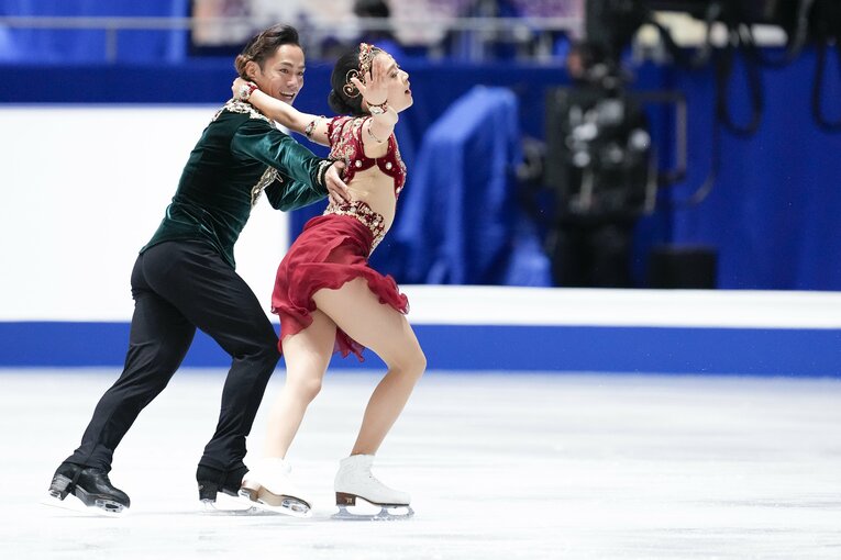 NHK杯フリーで演技を行う村元＆高橋