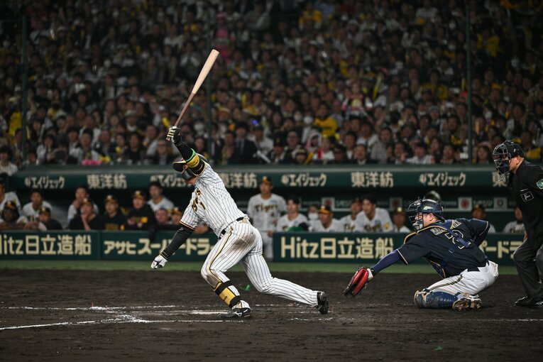 阪神の3番・森下が宇田川から逆転の3塁打を放つ　©︎Nanae Suzuki