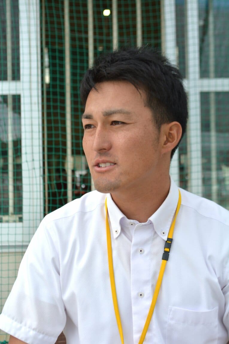 興南の後輩・宮城大弥の活躍に目を細める島袋洋奨　©Takarin Matsunaga