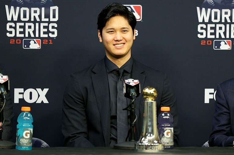 コミッショナー特別表彰を受賞した際の大谷翔平。今季はこのほかリーグMVPなど、多くの賞を受賞した ／ photograph by Getty Images