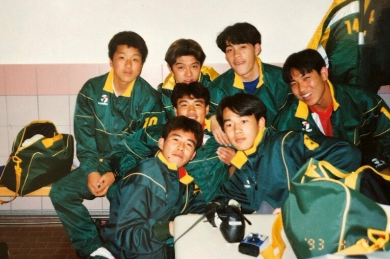 中央奥が江原さん　※本人提供