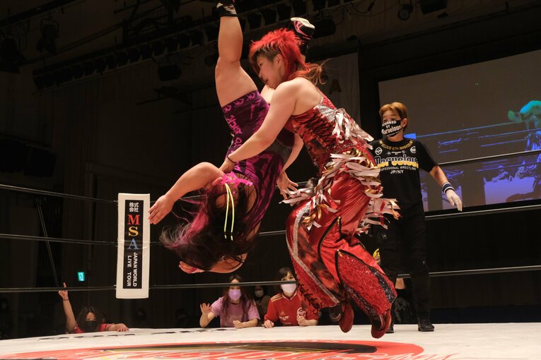 回転させながら突き落とす。打倒・橋本のための奥の手「ランニング・パイレーツ」