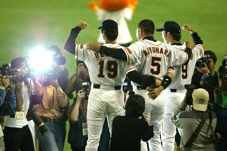 2002年日本シリーズ第１戦　桑田、上原と肩を組む清原　©︎Hideki Sugiyama