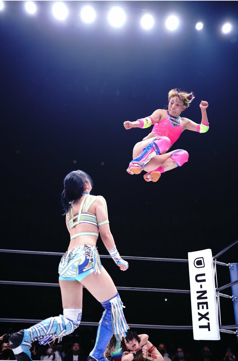 天咲にミサイルキックを決めるフワちゃん　©STARDOM