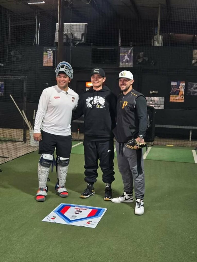 トレビーノ（左）の練習に参加した緑川さん（中央）（本人提供）　©Hiromu Midorikawa